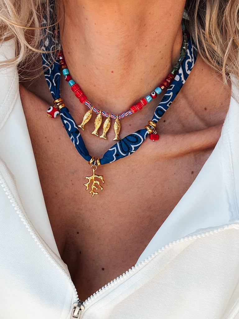 Boheemse blauwe bandana sjaal & kleurrijke kralenvis ketting: Halsketting met vissen