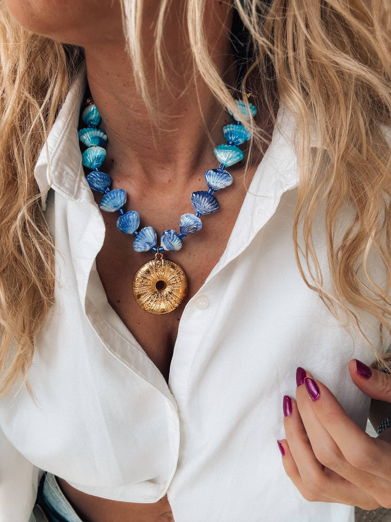 Gouden grote zee-egel statement ketting in blauw