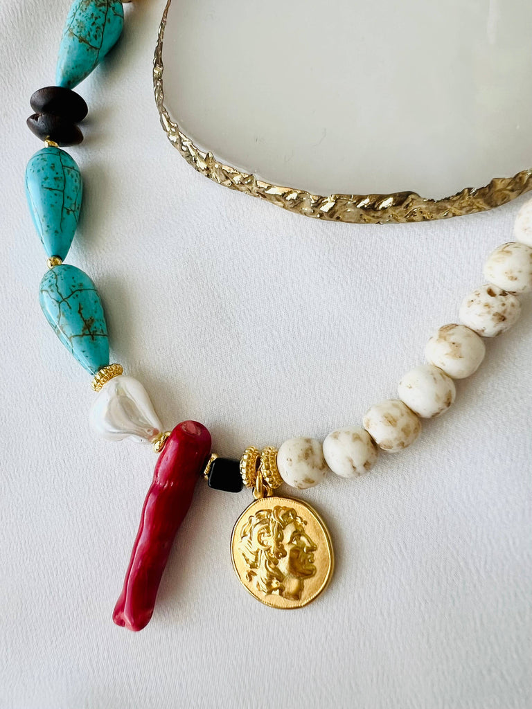 Oude Griekse munt en kleurrijke kralenketting: Short met rode kralenbedeltjes