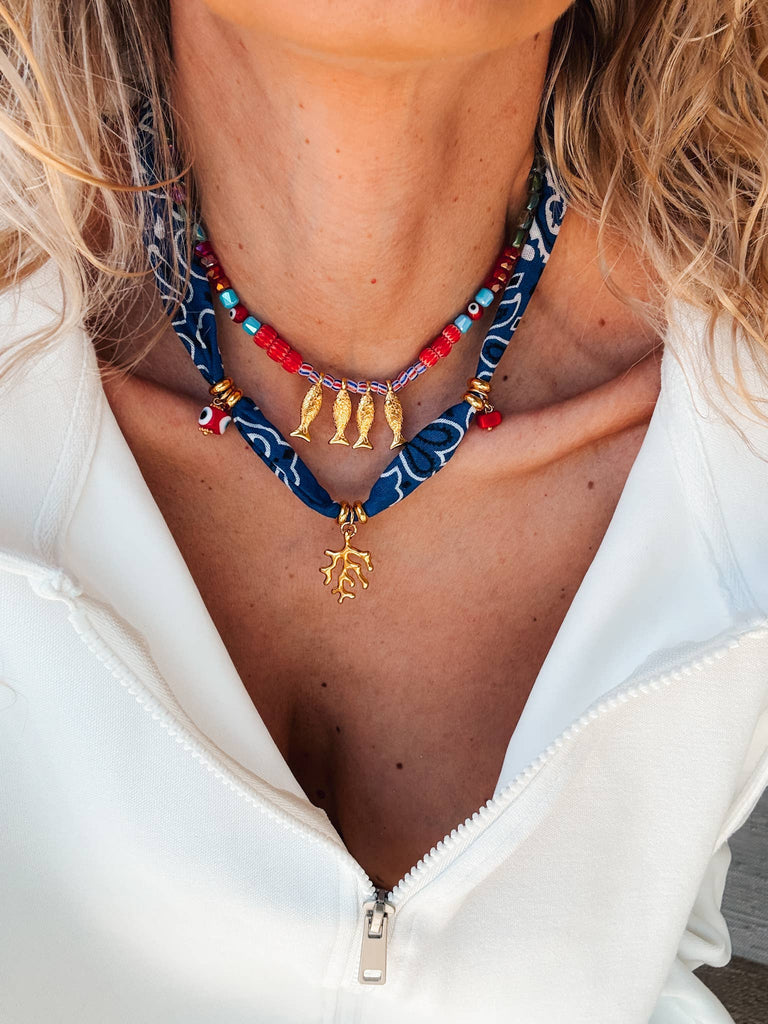Boheemse blauwe bandana sjaal & kleurrijke kralenvis ketting: Halsketting met vissen