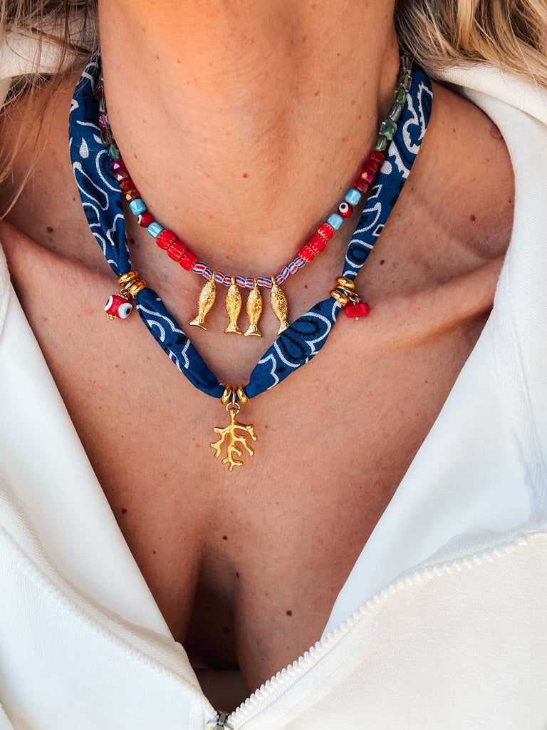 Boheemse blauwe bandana sjaal & kleurrijke kralenvis ketting: Halsketting met vissen