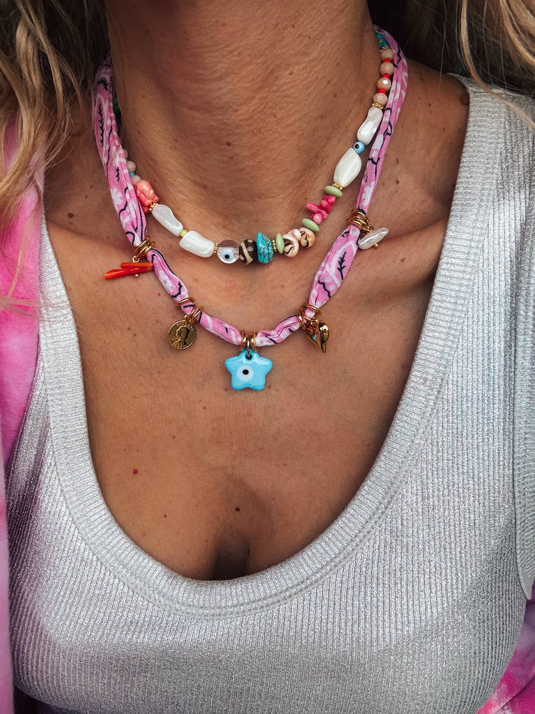 Boheemse roze bandana sjaal en kleurrijke kralenkettingen: Halsketting met kralen