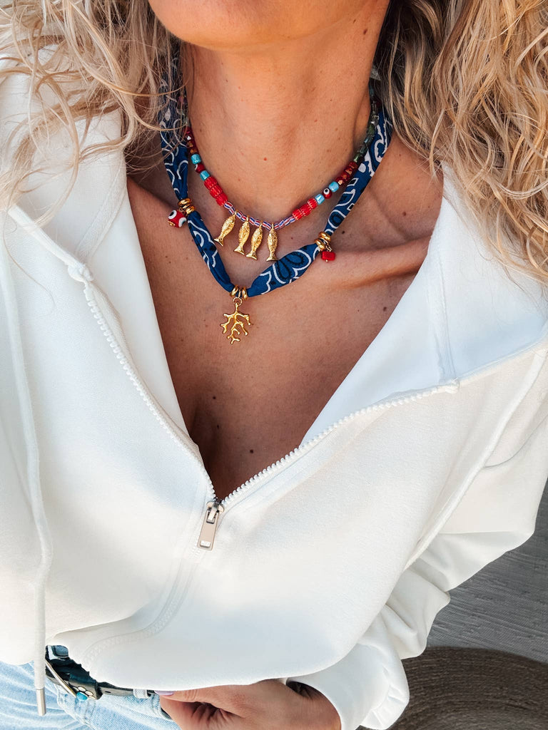 Boheemse blauwe bandana sjaal & kleurrijke kralenvis ketting: Halsketting met vissen