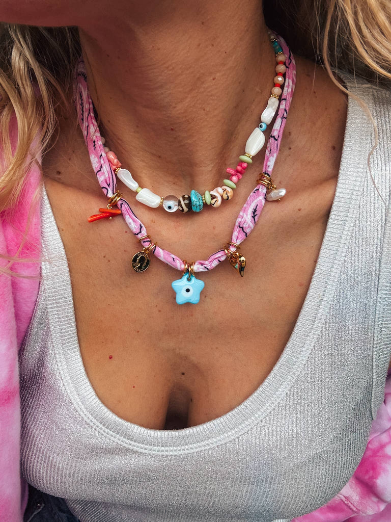Boheemse roze bandana sjaal en kleurrijke kralenkettingen: Halsketting met kralen